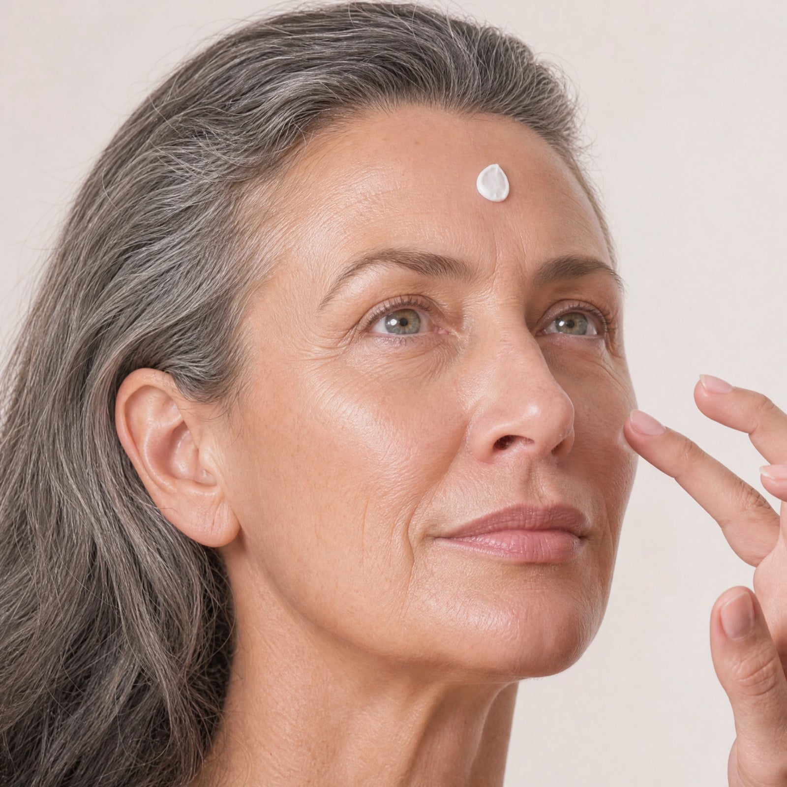 applying a thin layer on face